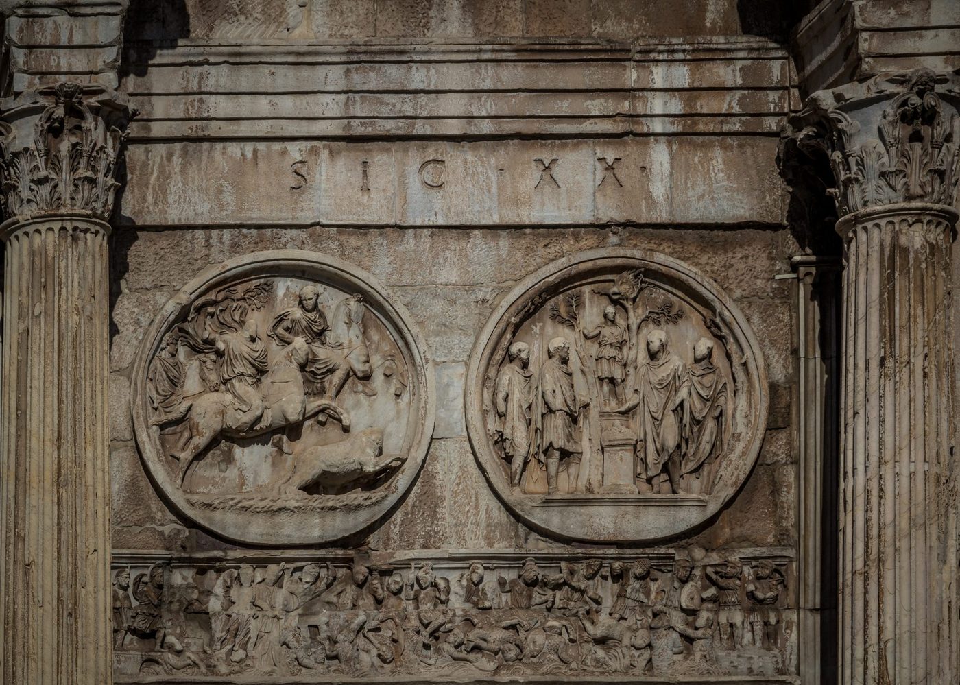 Hadrianic roundels and the Constantinian frieze